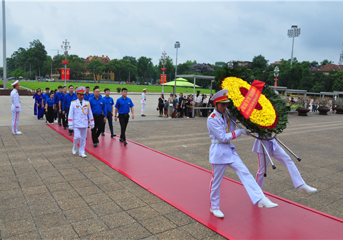 Đoàn Thanh niên bet365 betting
 dâng hoa viếng Lăng Chủ tịch Hồ Chí Minh nhân kỷ niệm 134 năm ngày sinh của Bác (19/5/1890 - 19/5/2024)
