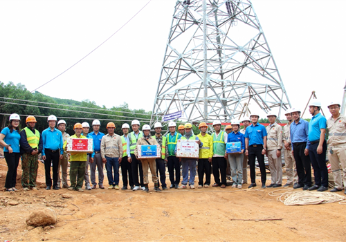 Chủ tịch HĐQT TCT Sông Đà thăm, làm việc, tặng quà NLĐ-CBCNV thi công công trình Điện và Hạ tầng của Công ty cổ phần Sông Đà 5 tại Dự án Đường dây 500KV Quảng Trạch - Quỳnh Lưu.